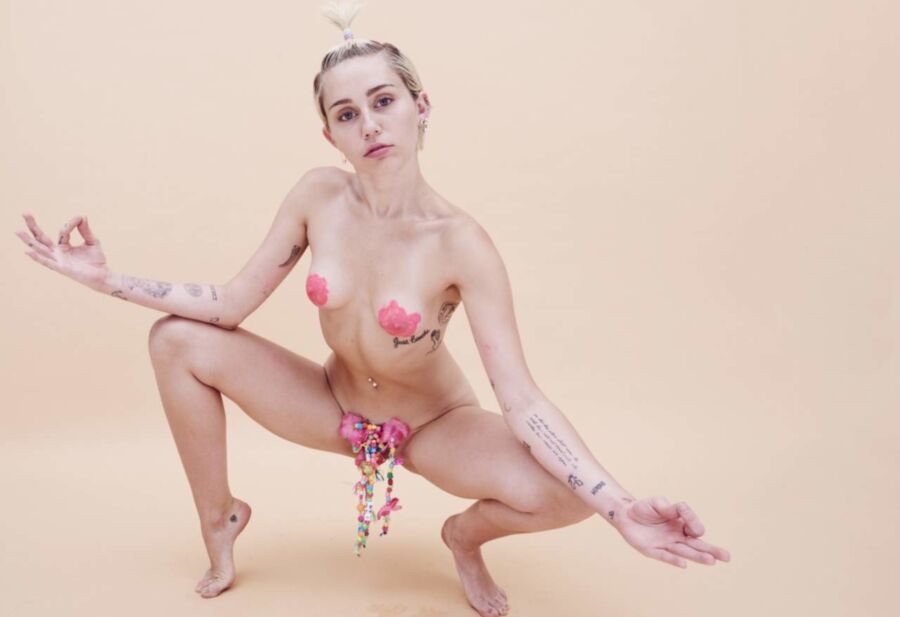 Free porn pics of Miley Cyrus Nudes 5 of 6 pics