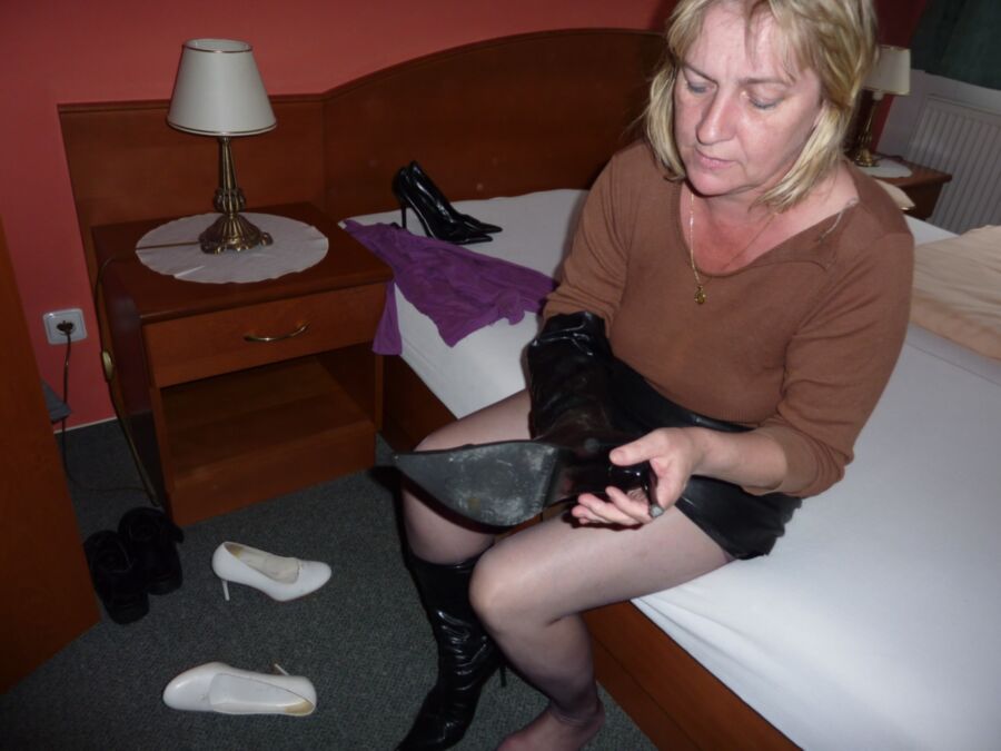 Free porn pics of mom janet in her CFM boots... 8 of 13 pics