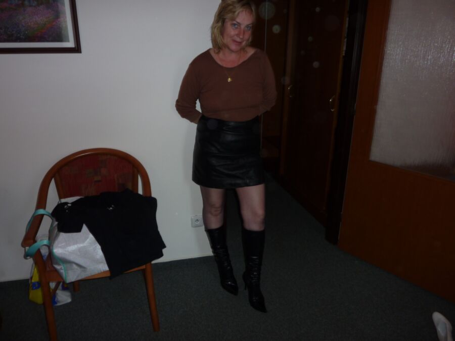 Free porn pics of mom janet in her CFM boots... 12 of 13 pics