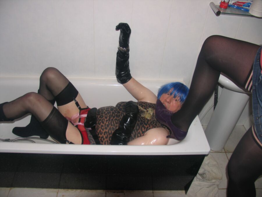 Amateur sissy pissing girl