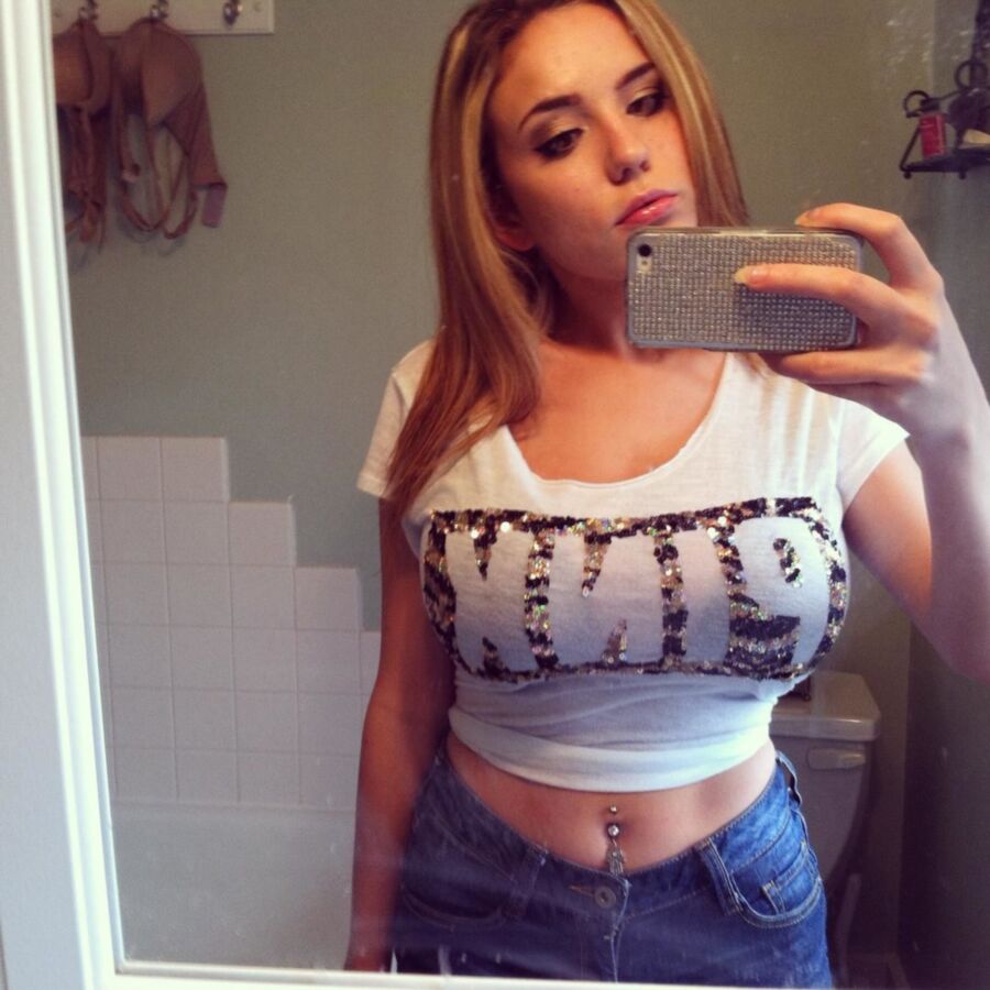 Free porn pics of @lauraa_mariee_ Big tits Cleavage Goddess RANDOM WANK-FILE 19 of 107 pics