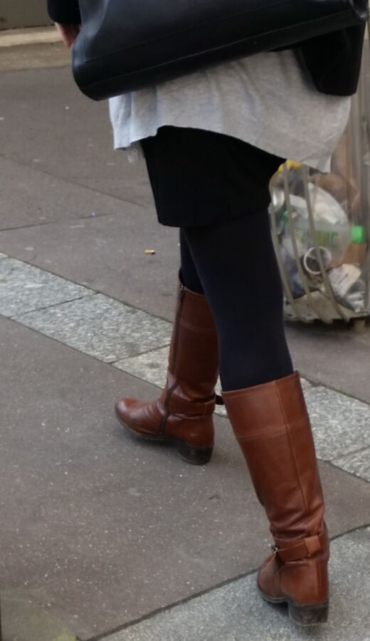 Free porn pics of NICE FLAT BOOTS AND LEG IN PARIS 11 of 12 pics