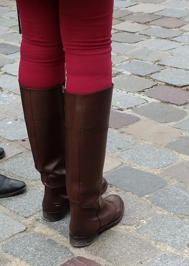 Free porn pics of NICE FLAT BOOTS AND LEG IN PARIS 2 of 12 pics