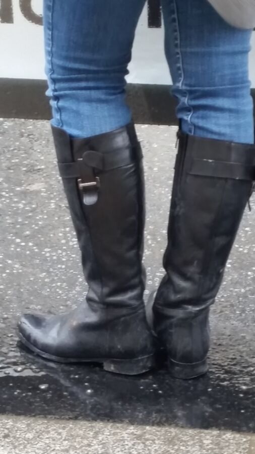 Free porn pics of NICE FLAT BOOTS AND LEG IN PARIS 4 of 12 pics
