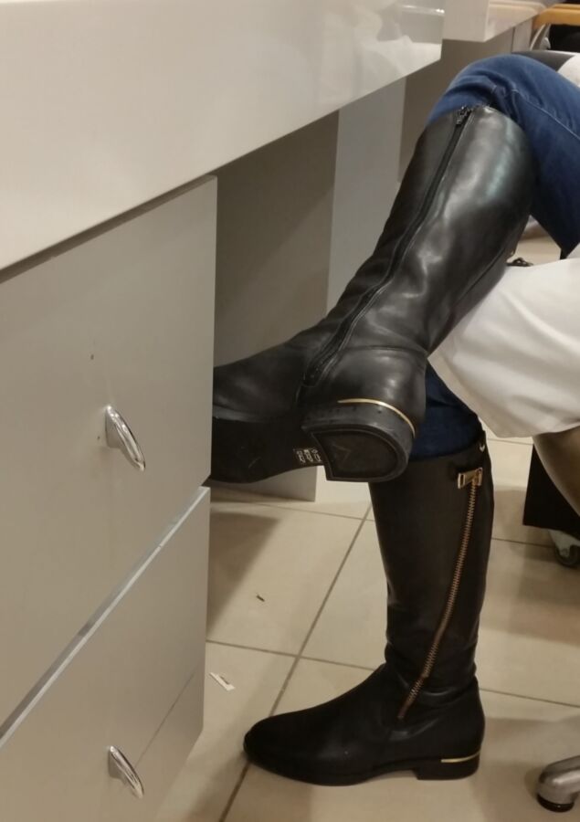 Free porn pics of NICE FLAT BOOTS AND LEG IN PARIS 8 of 12 pics