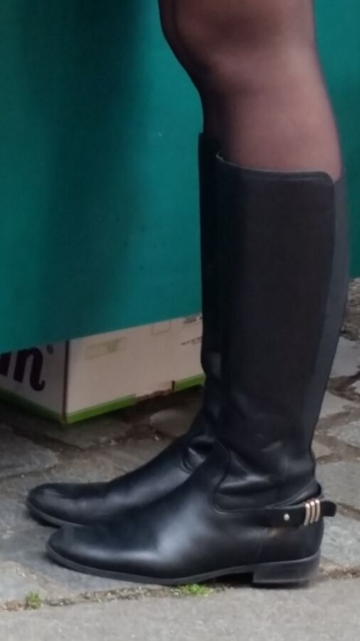 Free porn pics of NICE FLAT BOOTS AND LEG IN PARIS 12 of 12 pics
