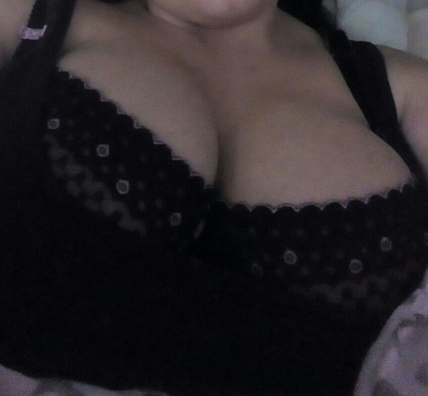 Free porn pics of big boob in bra 1 of 1 pics