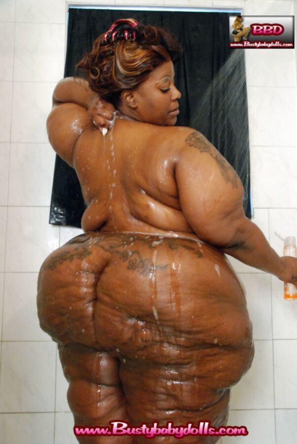 Cute midget shower butt