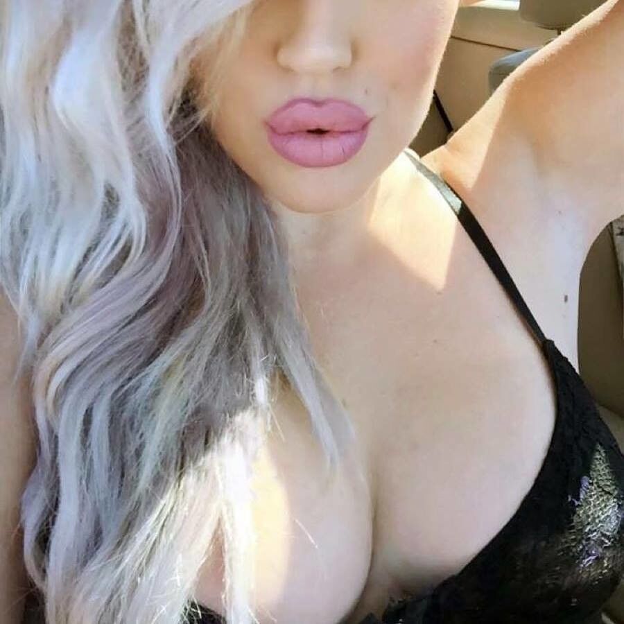 Free porn pics of Nikki Lipstick Bimbo Fashion Goddess 4 of 7 pics