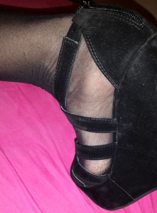 Free porn pics of Black nylons and sandals 3 of 28 pics