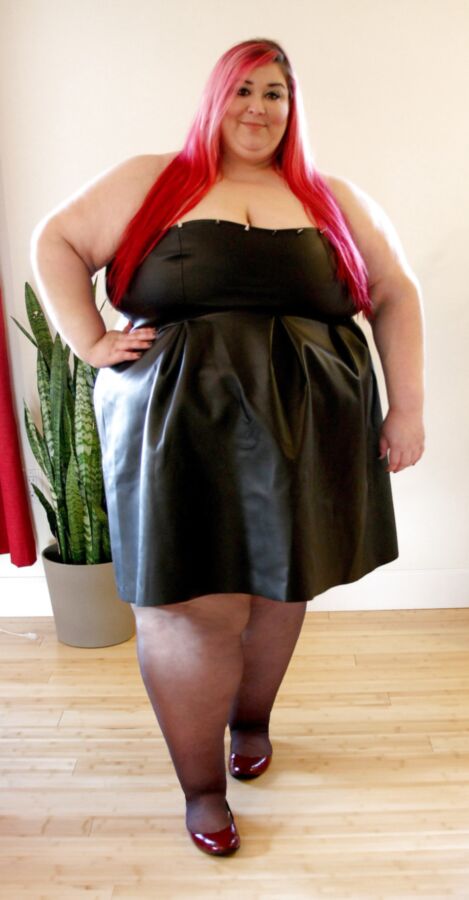 Free porn pics of BBW pretty in latex/rubber dress 1 of 50 pics