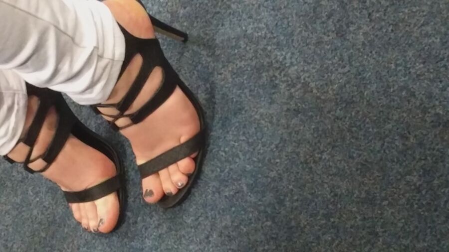 Free porn pics of Candid teen feet 5 of 5 pics