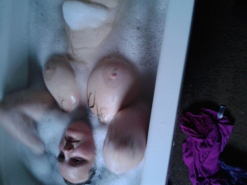 Free porn pics of Wife Kayla - in the bath 12 of 20 pics