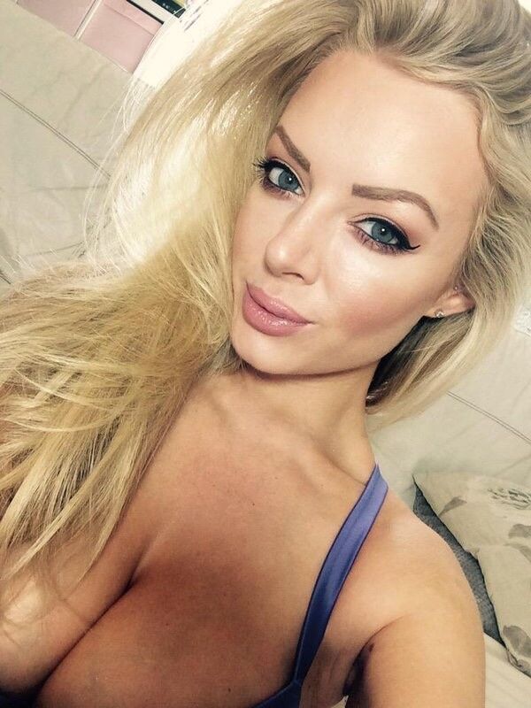 Free porn pics of HANNAH CLAYDON Big tits boobs Cleavage Goddess SELFIE QUEEN 14 of 81 pics