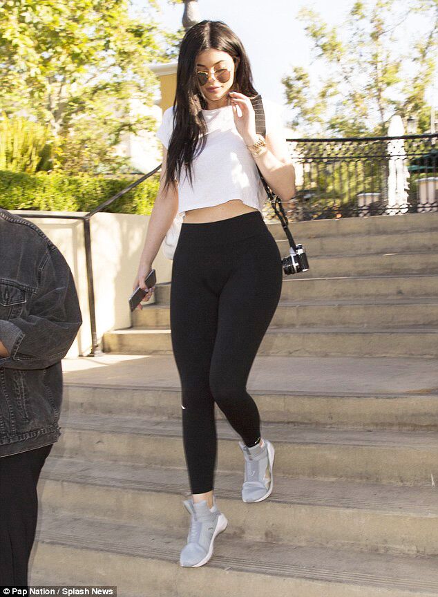Free porn pics of Kylie Jenner spandex  7 of 13 pics