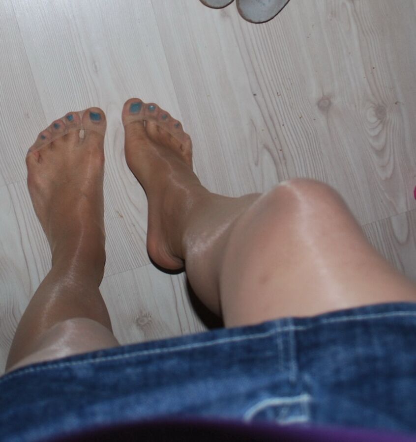 Free porn pics of Pantyhosed feet pix from work 4 of 46 pics