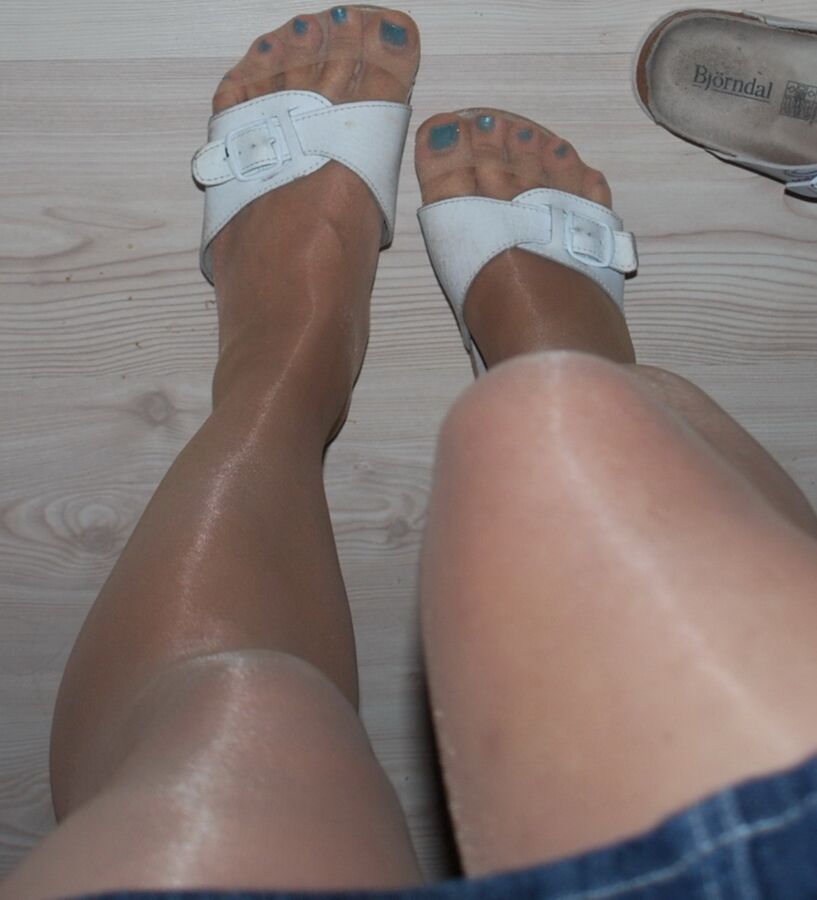 Free porn pics of Pantyhosed feet pix from work 8 of 46 pics