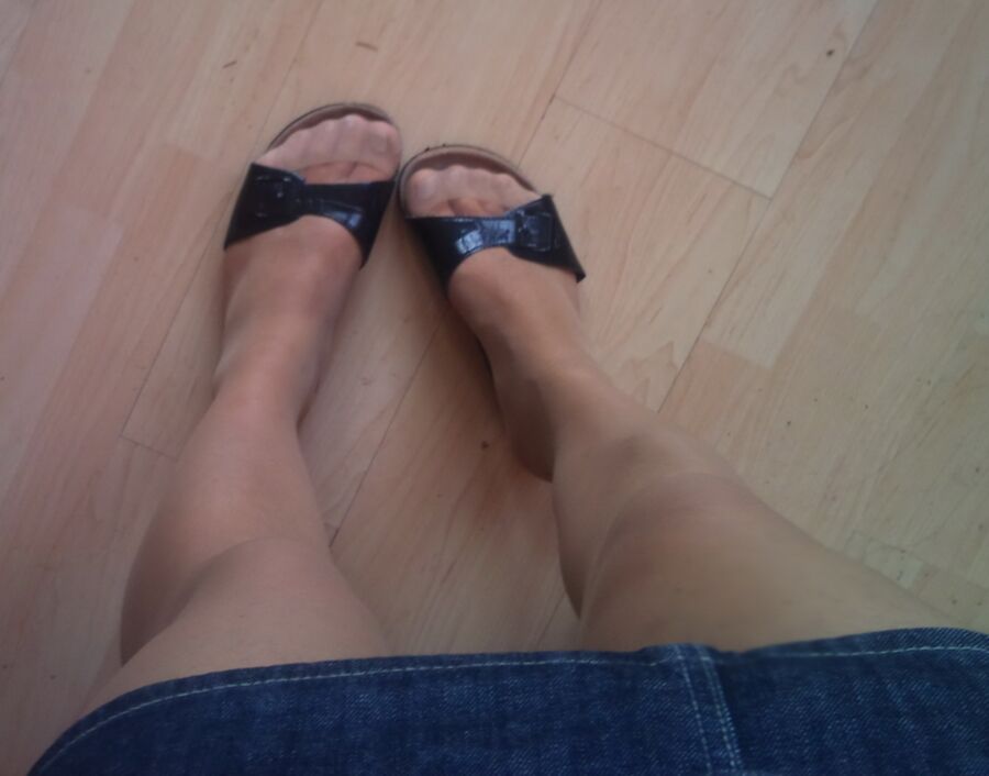 Free porn pics of Pantyhosed feet pix from work 17 of 46 pics