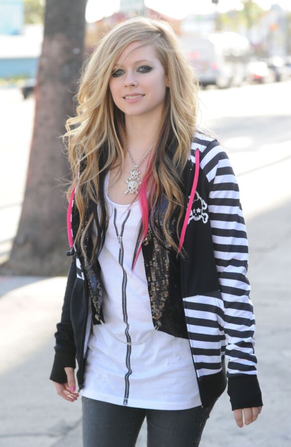 Free porn pics of Avril Lavigne - Cute 12 of 17 pics