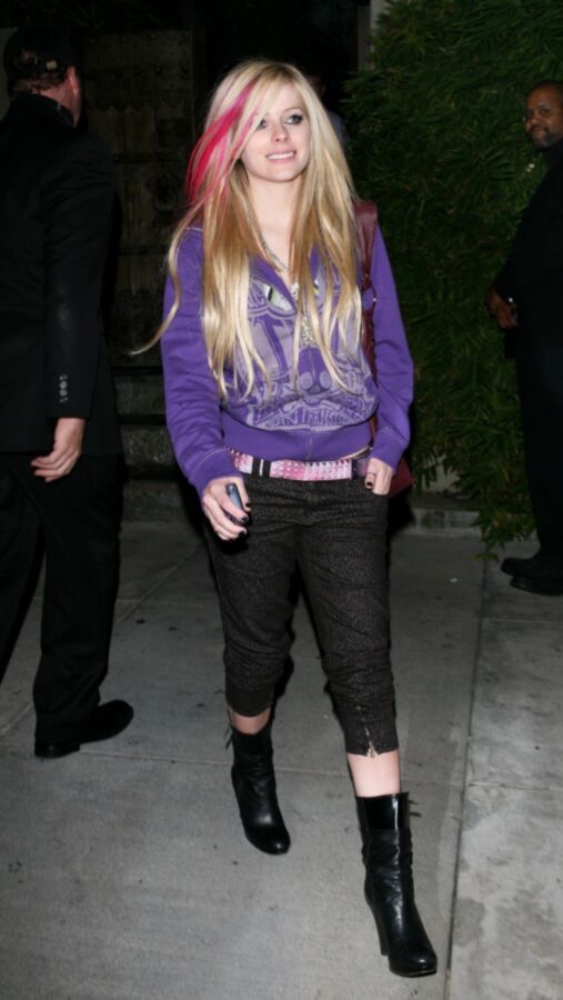 Free porn pics of Avril Lavigne - Cute 4 of 17 pics