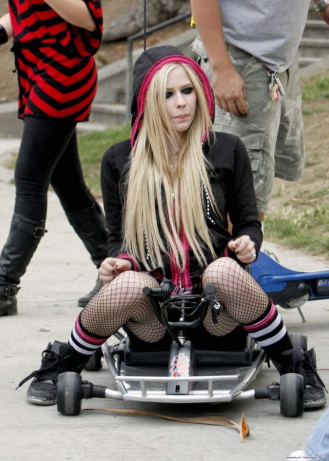 Free porn pics of Avril Lavigne - Cute 8 of 17 pics