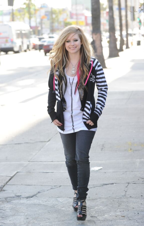 Free porn pics of Avril Lavigne - Cute 10 of 17 pics
