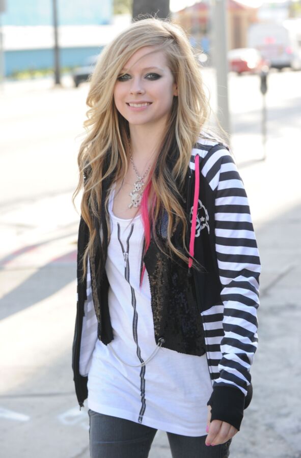 Free porn pics of Avril Lavigne - Cute 11 of 17 pics
