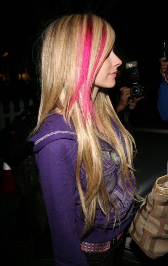 Free porn pics of Avril Lavigne - Cute 5 of 17 pics