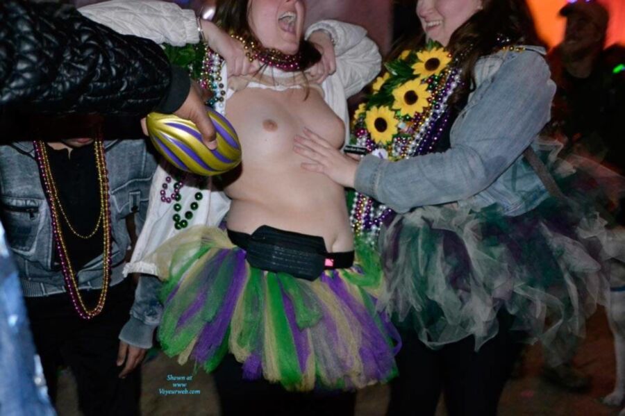 Free porn pics of amateur chicks flashing tits at mardi gras 22 of 40 pics