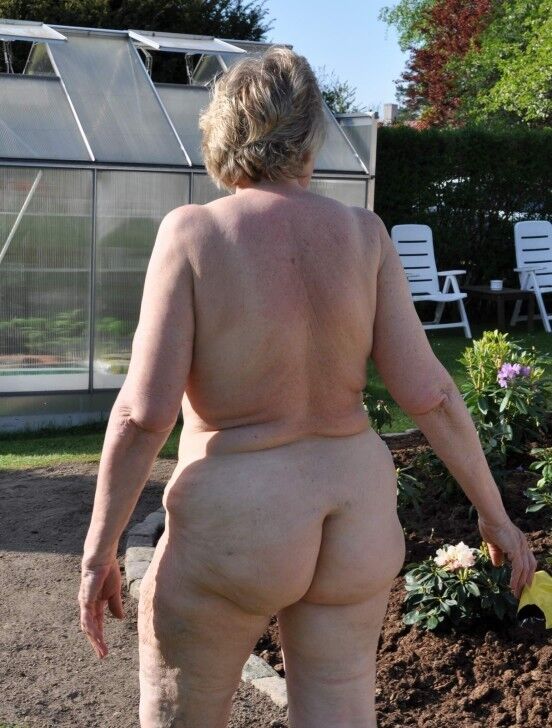 Oma im garten