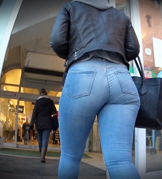 Free porn pics of freche Po`s in engen Jeans: Girls lieben Shopping! 8 of 13 pics