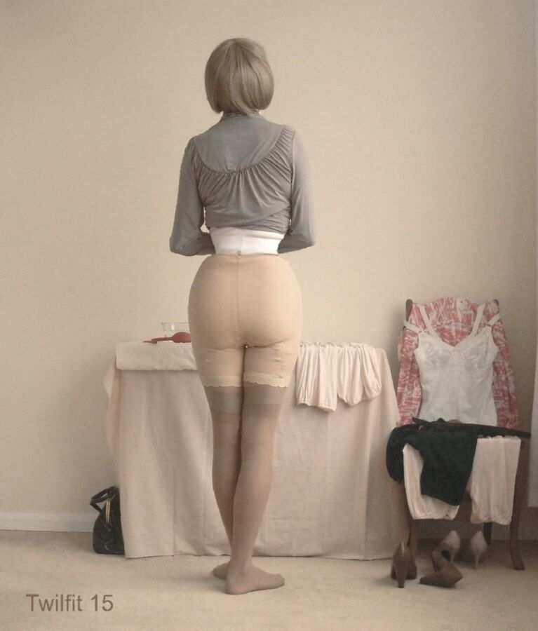 Free porn pics of Girdle,corselette and stockings M. 6 of 12 pics