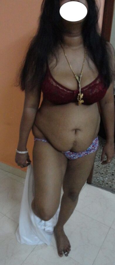 Free porn pics of Indian Aunty -Nipple peek teaser pics 2 of 9 pics
