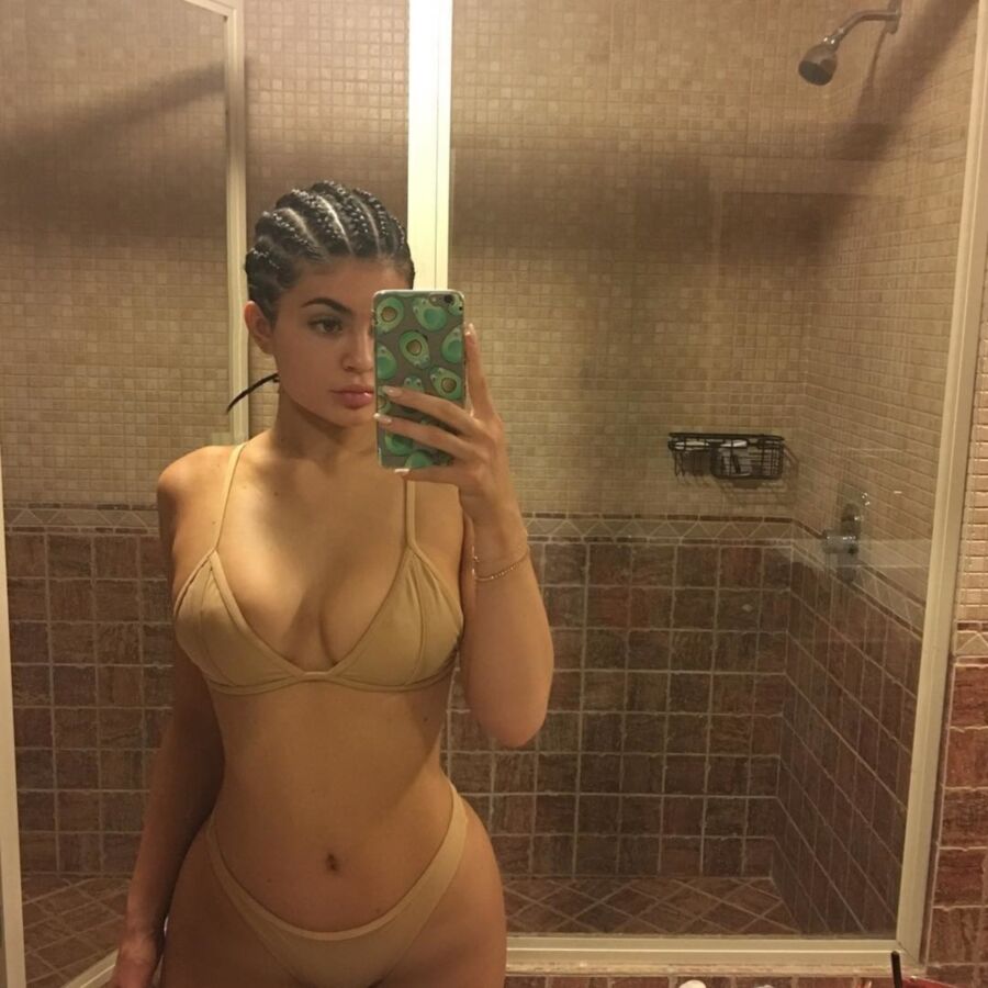 Free porn pics of Kardashian sluts 1 of 11 pics