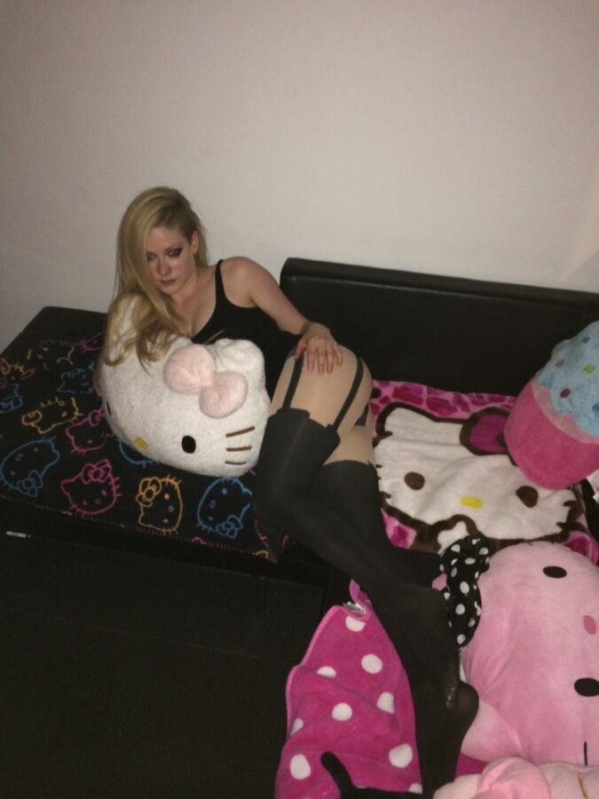 Free porn pics of Avril Lavigne 23 of 40 pics