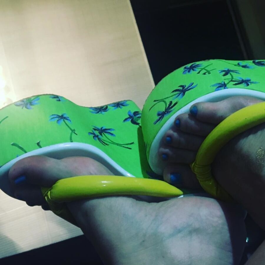 Free porn pics of KWIUI Green Wedge Thong sandals 3 of 7 pics