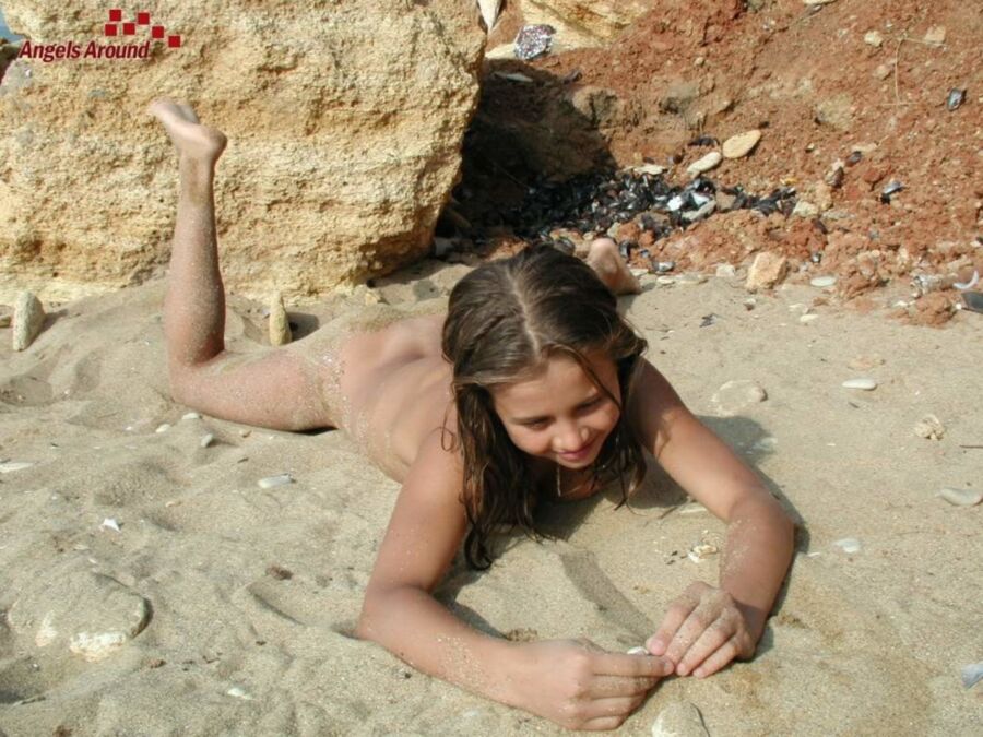 Free porn pics of Die Teen-Sau Cindy - nackt am Strand ! 3 of 32 pics