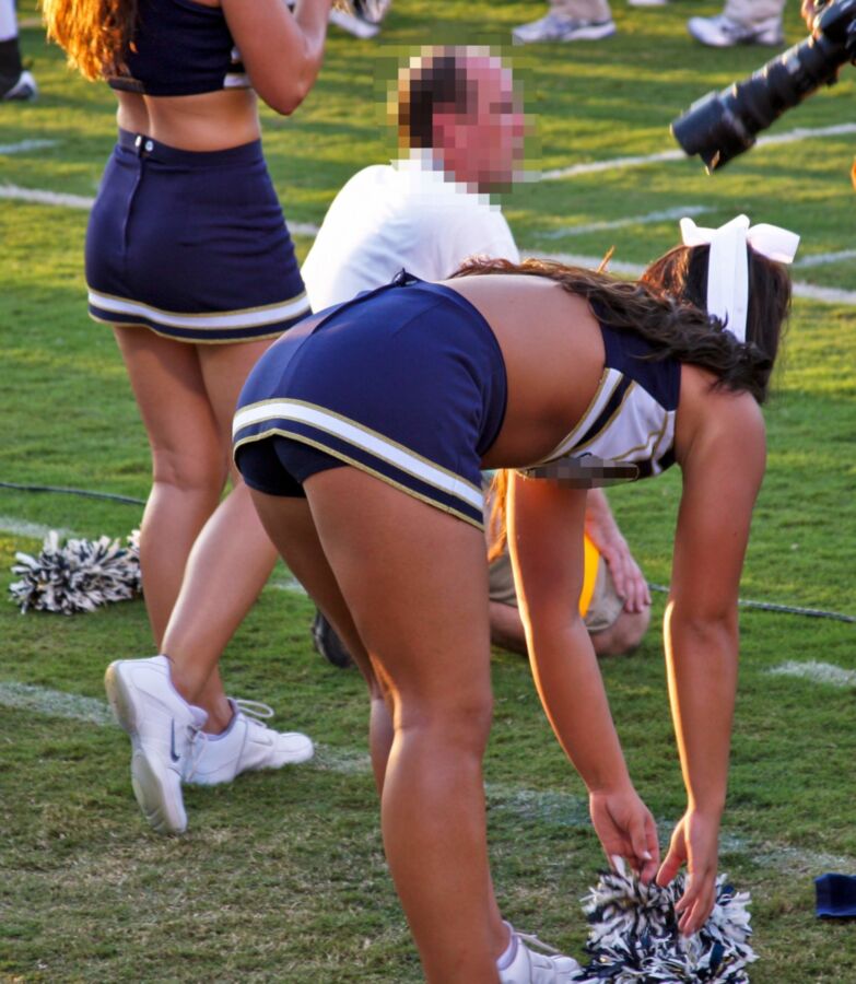 Cheerleaders Upskirt.