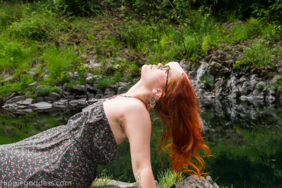 Outdoor redhead belly wet