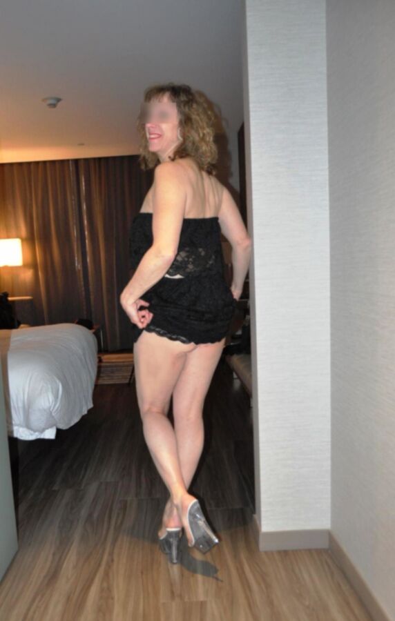 Free porn pics of Kay before the fan session in hotel room 2 of 12 pics