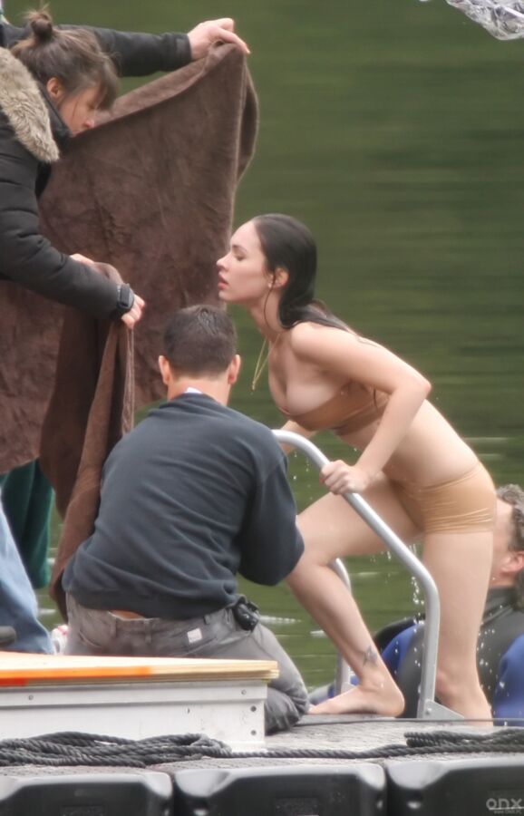 Free porn pics of Megan Fox topless and nude on the set of Jennifer’s body 23 of 36 pics