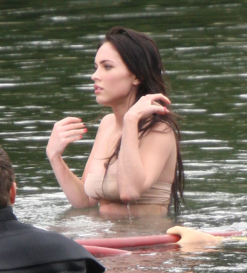 Free porn pics of Megan Fox topless and nude on the set of Jennifer’s body 20 of 36 pics