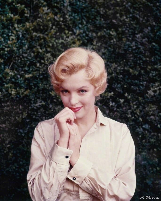 Free porn pics of Marilyn Monroe VI 13 of 35 pics