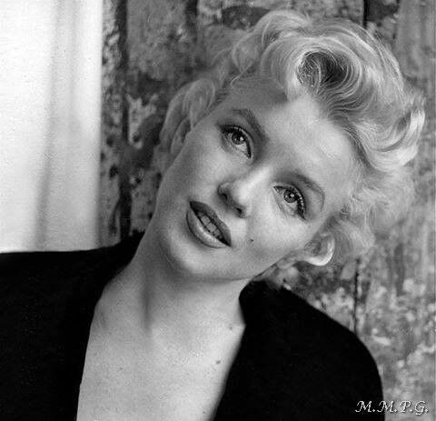 Free porn pics of Marilyn Monroe VI 21 of 35 pics