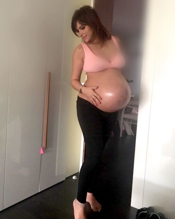 Free porn pics of Twin Pregnancy Sessions: Carola 14 of 20 pics