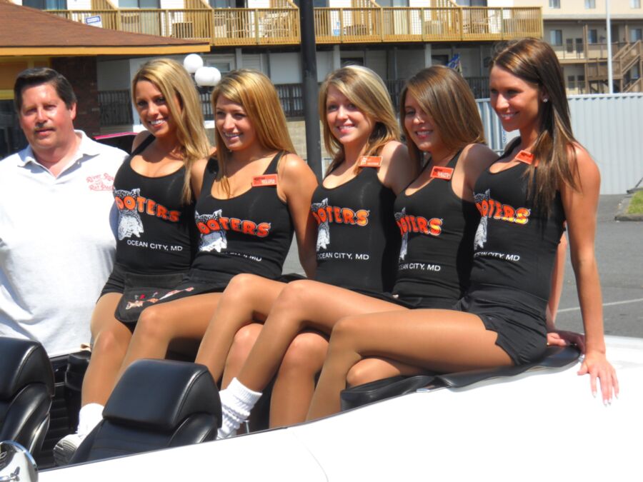Free porn pics of Hooters girls in black uniform 3 of 6 pics