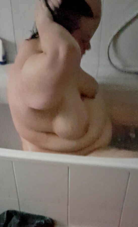 Free porn pics of Amateur BBW Melanie taking a tub 4 of 25 pics