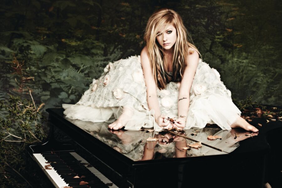 Free porn pics of Avril Lavigne - Goodbye Lullaby 2 of 4 pics