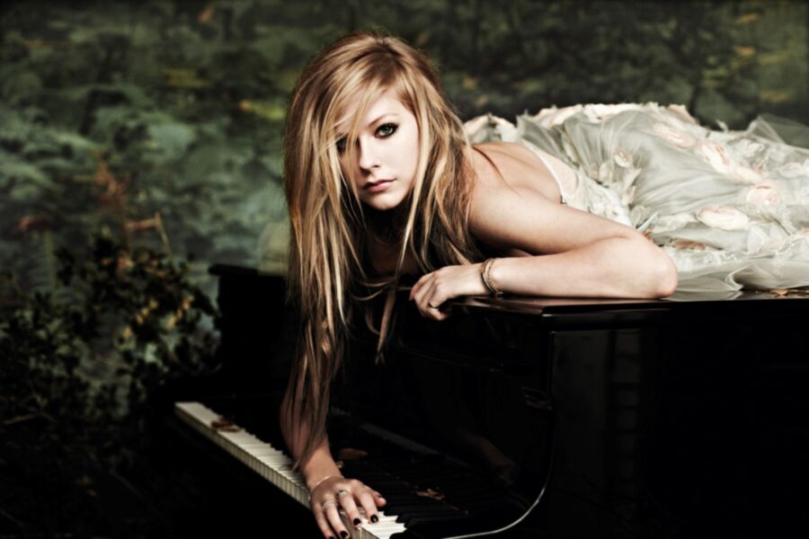 Free porn pics of Avril Lavigne - Goodbye Lullaby 3 of 4 pics
