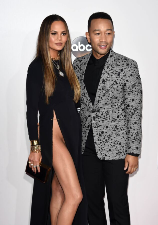 Free porn pics of Chrissy Teigen | a bit too ambitous showing her legs, she showed 3 of 7 pics
